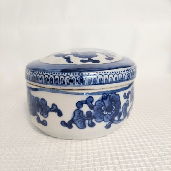 Blue & White Oriental Themed Porcelain Trinket Dish W Lid Dresser Box Container - Picture 2 of 8